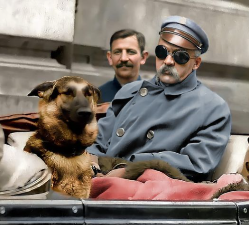 Józef Piłsudski miał psa, który wabił się "Pies". Tutaj na zdjęciu w 1929  roku. - Bezuzyteczna.pl - Codzienna dawka wiedzy bezużytecznej.